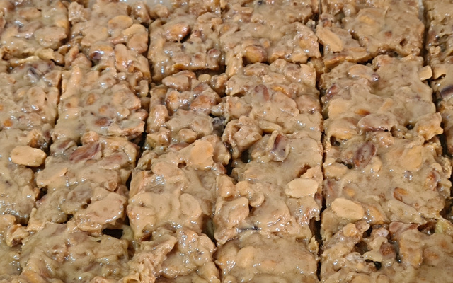 Pé de moleque de leite condensado