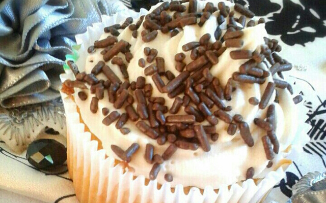 Cupcake de baunilha com recheio de brigadeiro e cobertura de chantilly