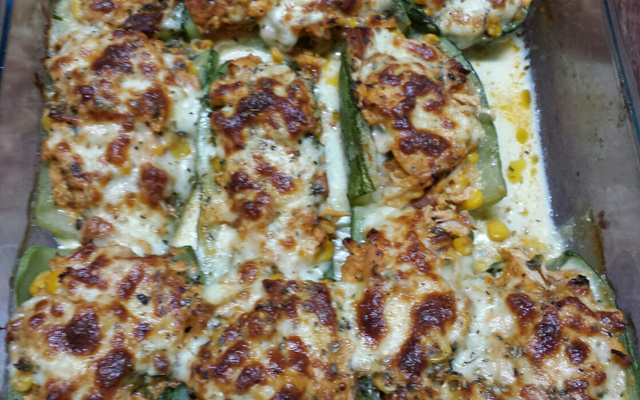 Abobrinha recheada com frango (Zapalito)