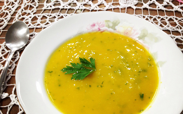 Sopa cremosa de abóbora com alho poró