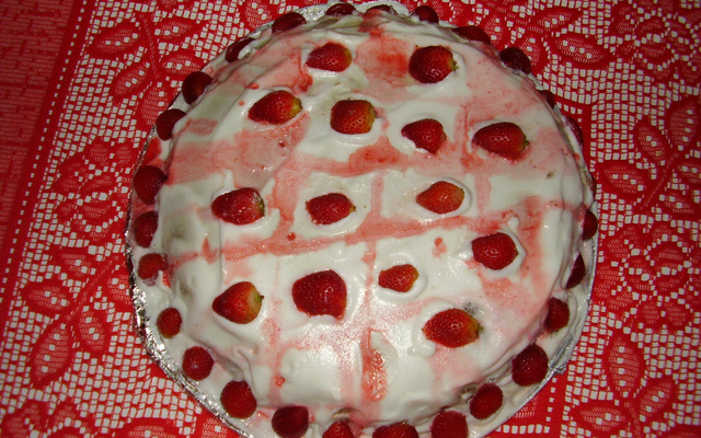 Bolo com creme de morango