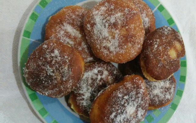 Sonho com recheio de doce de leite