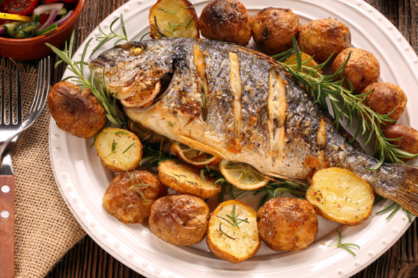 Tambaqui assado recheado com farofa