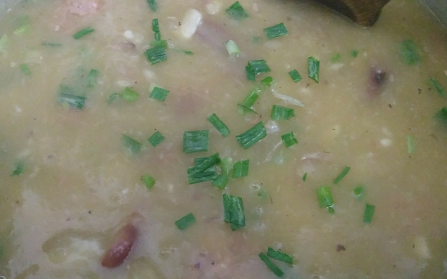 Sopa de aipim com linguicinha caseira e pinhão