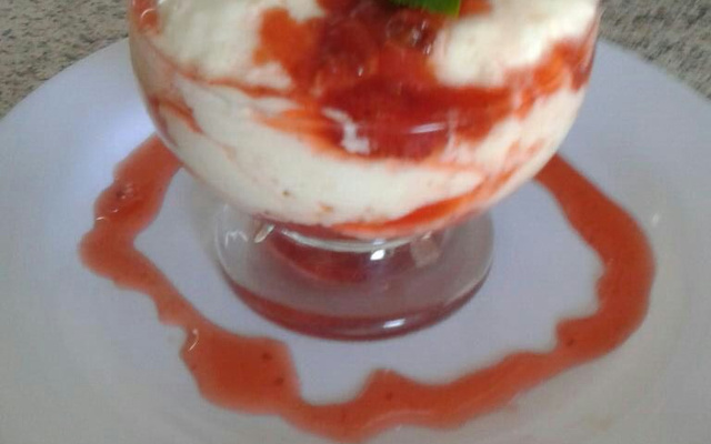 Mousse de iogurte  natural com calda de morango