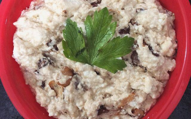 Pastinha de ricota com cebola caramelizada