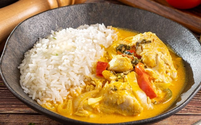 Moqueca de peixe com leite de coco cremosa com arroz