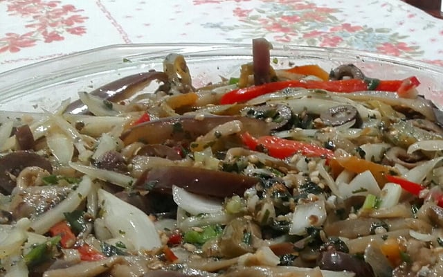 Salada de berinjela de micro-ondas