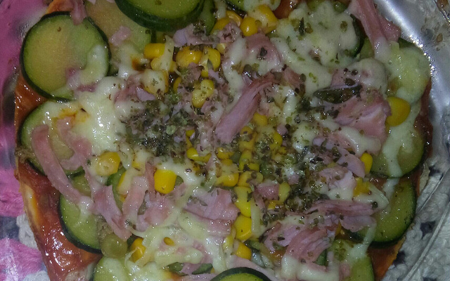Pizza de abóbrinha com massa de pastel