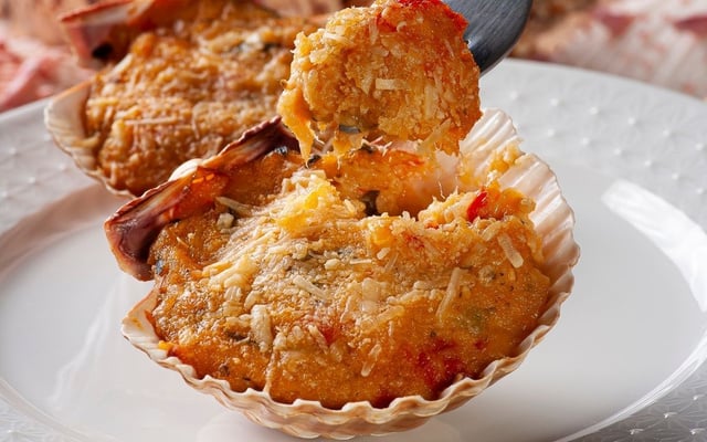 Casquinha de siri com queijo ralado servida na concha