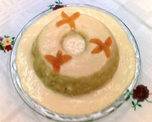 Pudim de pão com calda de damasco