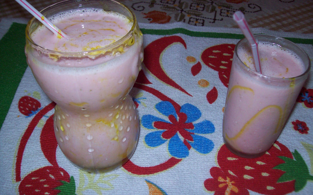 Smoothie de iogurte de coco com morango