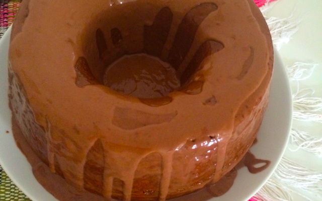Bolo de cenoura com calda de chocolate