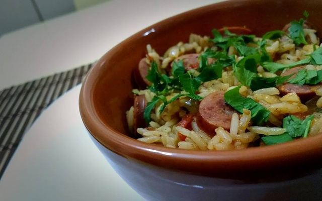 Arroz com linguicinha calabresa