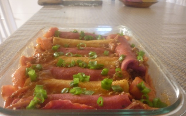 Panquecas coloridas ao molho