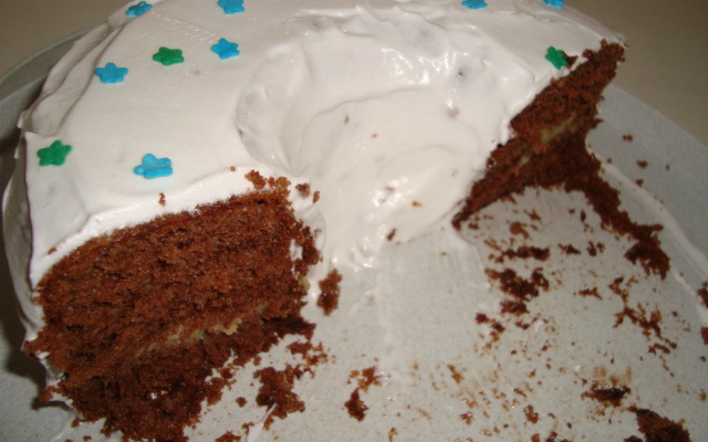 Bolo de chocolate com recheio de leite condensado e cobertura de marshmallow