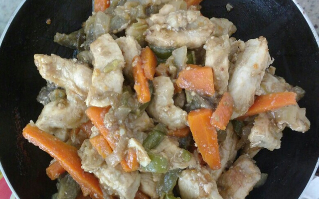 Peito de frango com legumes