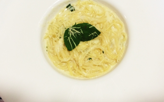 Macarrão com molho branco e manjericão