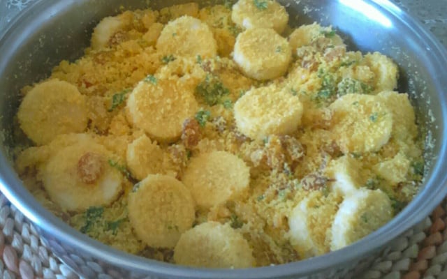 Farofa com banana e uva passa