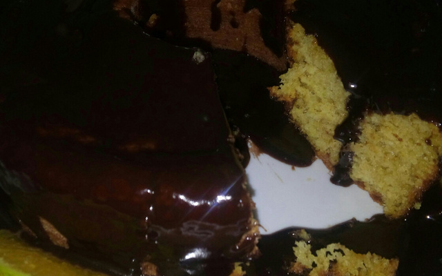 Bolo de laranja com cobertura de chocolate