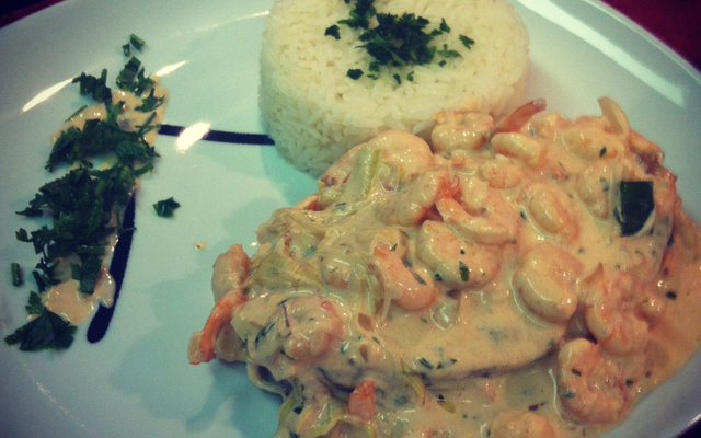 Molho de camarão com filé de robalo