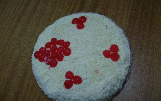 Bolo de chocolate com mousse branca e morangos