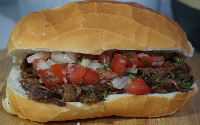 Lanche de costela gaúcha desfiada