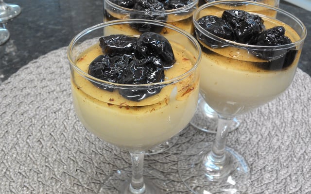 Manjar de coco com leite condensado e coco ralado