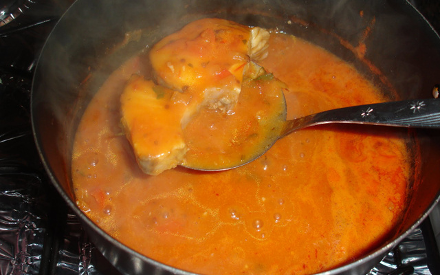 Cação ao molho vermelho