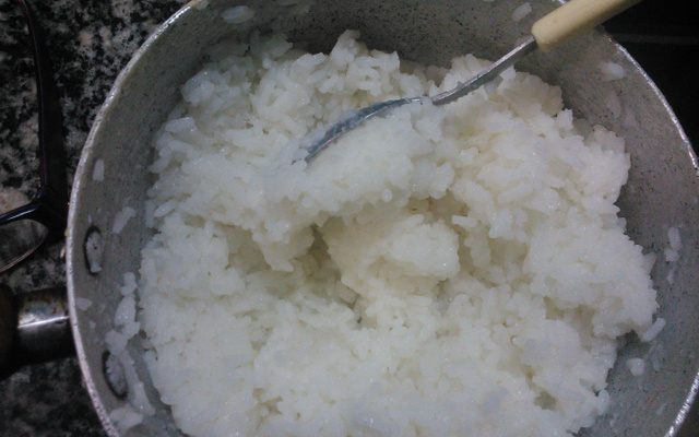 Arroz para sushi (usando arroz comum)