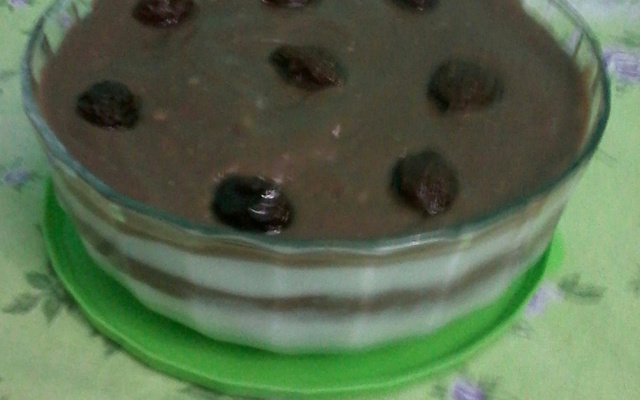 Creme preto e branco com calda de laranja