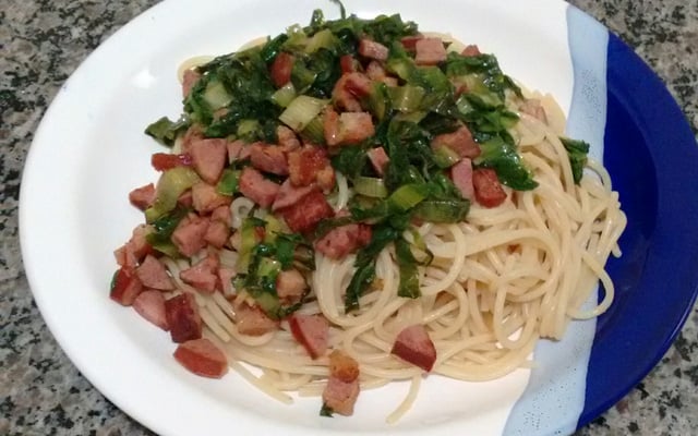 Macarrão com escarola e bacon