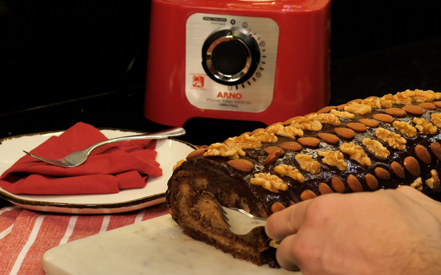 Rocambole de chocolate com nozes e amêndoas