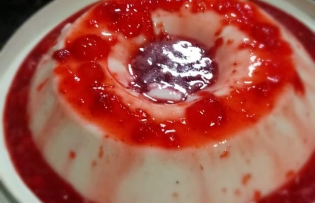 Flan de coco com calda de morango