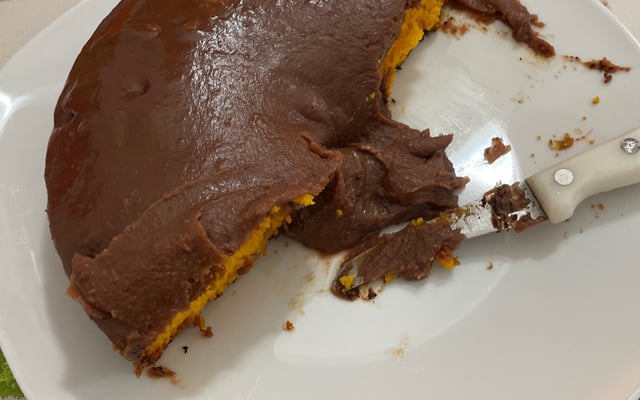 Bolo vulcão de cenoura com chocolate