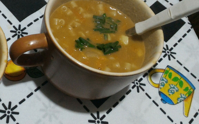 Sopa de feijão com macarrão