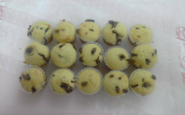 Cupcake de baunilha com gotas de chocolate