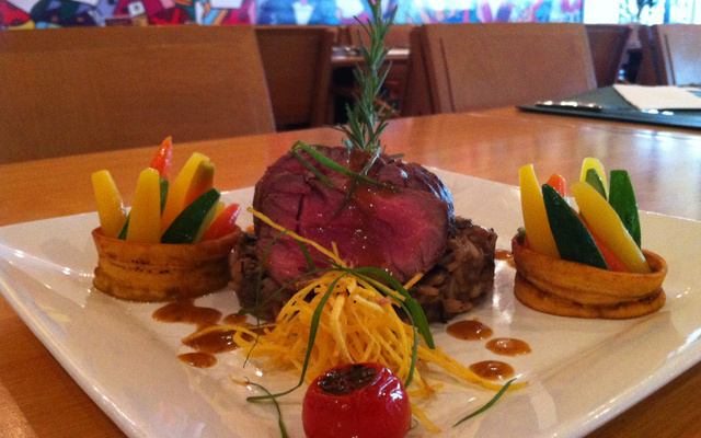 Tornedor de filet mignon com molho Marsala com vegetais e risoto de funghi