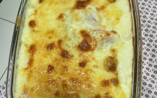 Lasanha de queijo e presunto ao molho branco