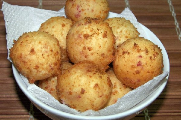 Pão de queijo frito