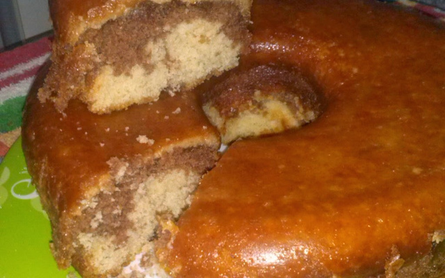 Bolo mesclado com leite condensado