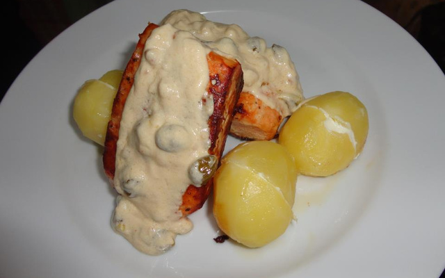 Salmão com batata recheada