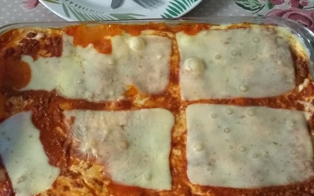 Lasanha com molho branco e bolonhesa
