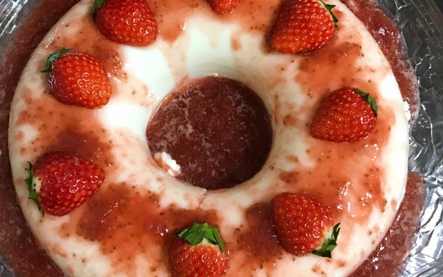 Manjar de coco com calda de morango