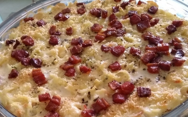 Macarrão ao molho branco com bacon e camarão