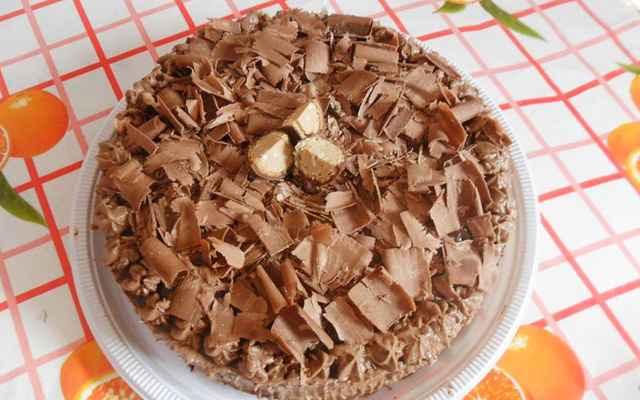 Bolo delícia brigadeiro e beijinho