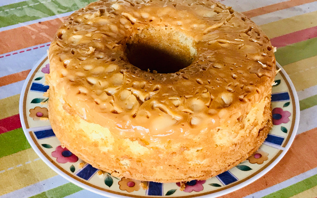 Bolo de coco com Leite condensado cozido