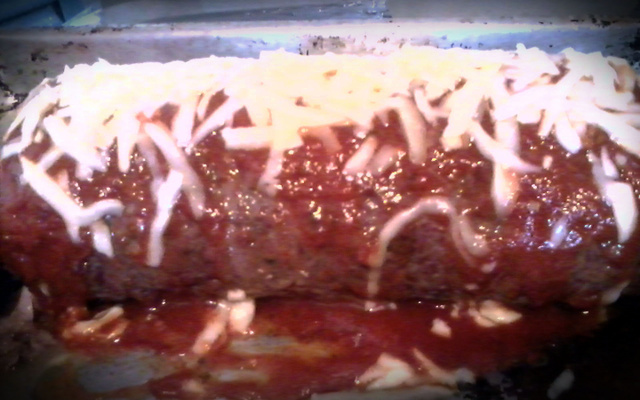 Bolo de carne moída recheado com presunto e mussarela