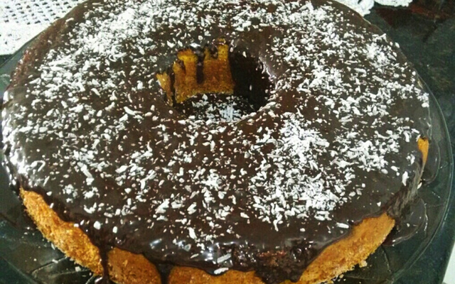 Bolo de milho com calda de chocolate