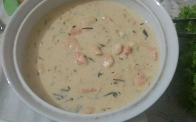 Camarão ao creme parmesão e ervas finas